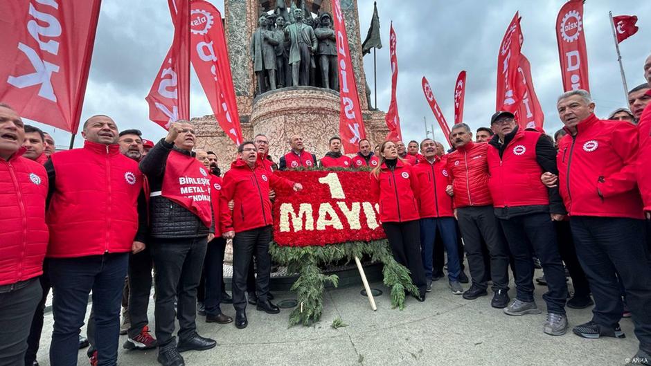 DİSK Taksim Anıtı'na çelenk bıraktı