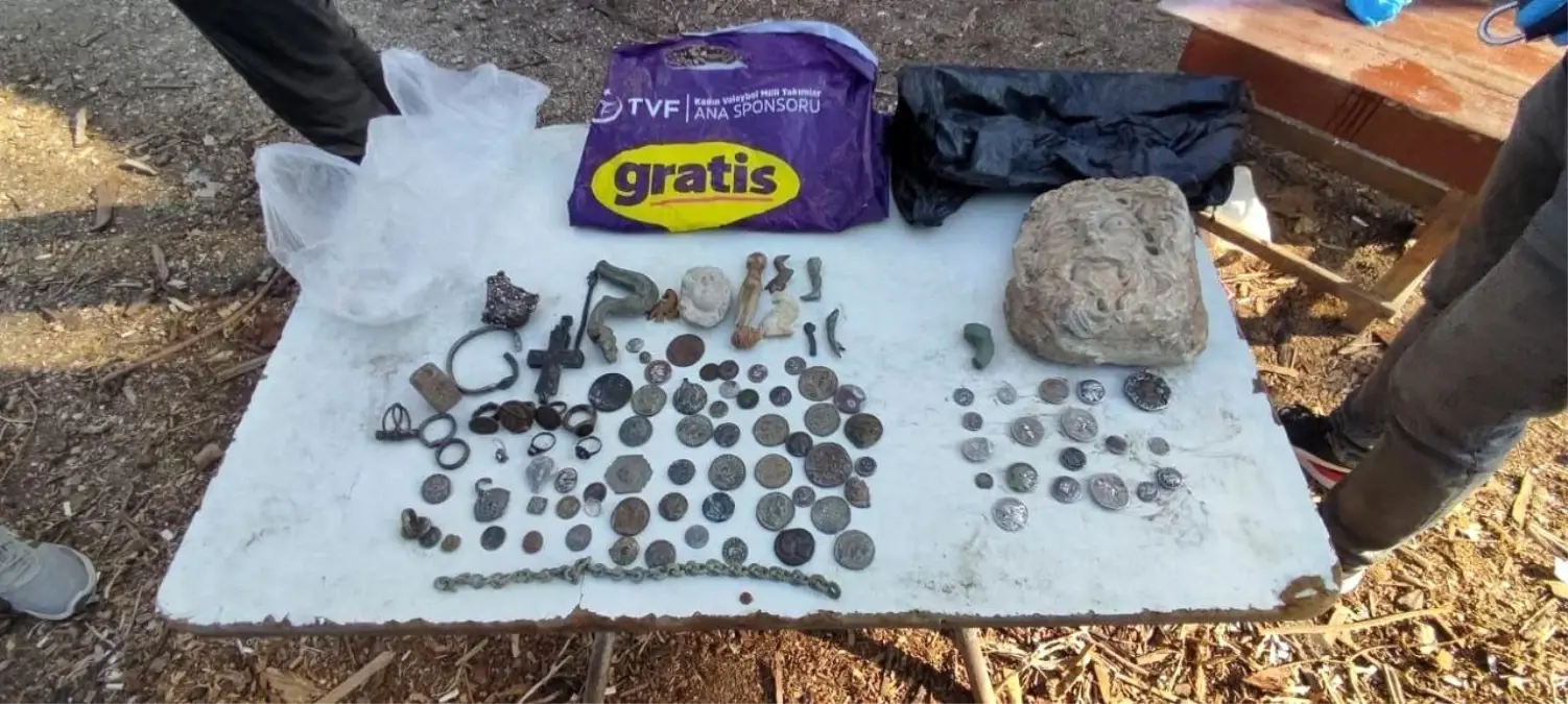 adanada kacakcilik operasyonu 18 gozalti ve cok sayida ele gecirilen malzeme aI1GCpcv.jpg