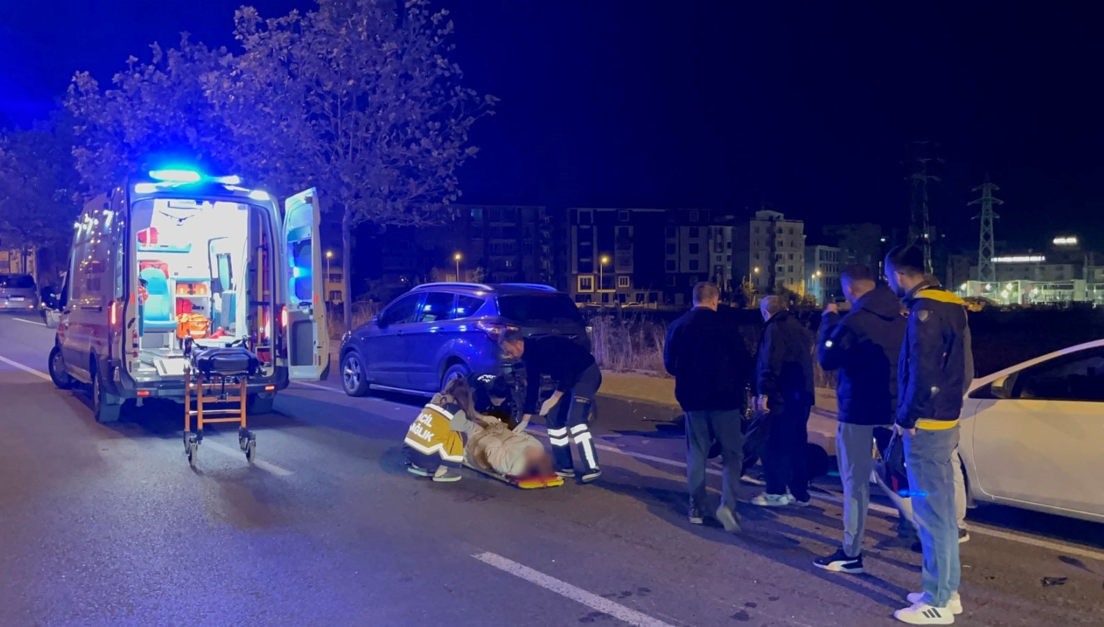 ehliyetsiz surucu park halindeki otomobile carpti lJRY818f.jpg