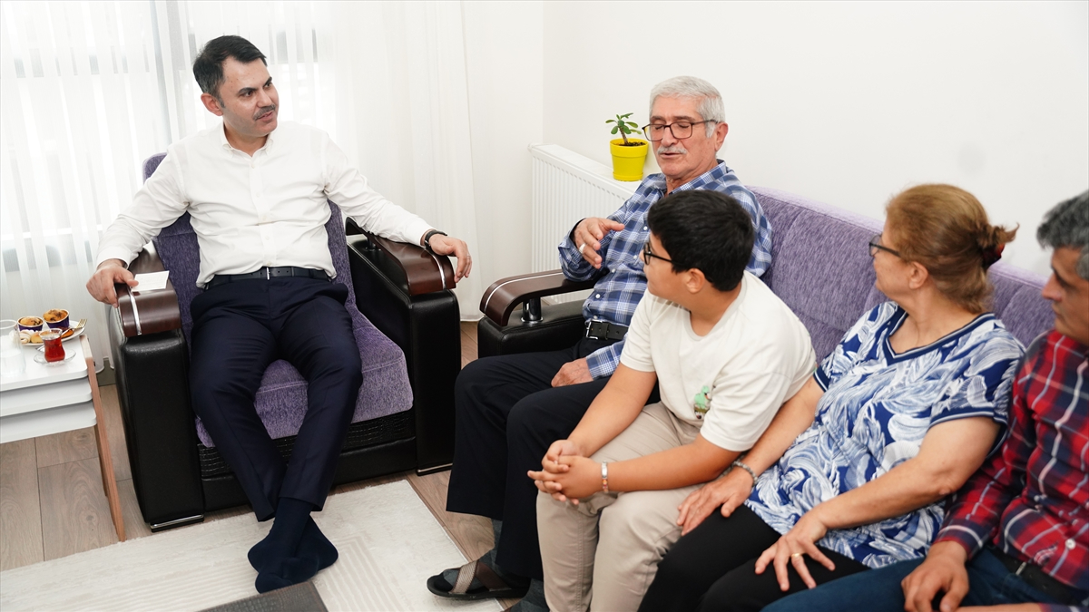 murat kurum hatayda depremden etkilenen acikgoz ailesini ziyaret etti hKxpZsFr