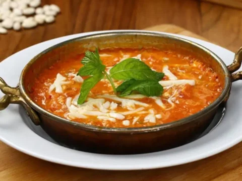 Turk mutfaginin vazgecilmez lezzeti kasarli menemen E9Q9IAFH